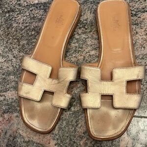 Hermes Oran gold size 40